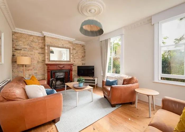 Peaceful Oasis 3 Beds House With Garden And Parking
