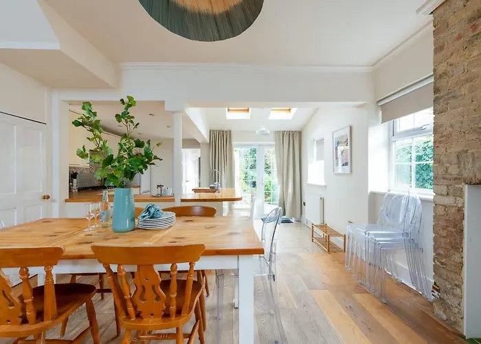 Peaceful Oasis 3 Beds House With Garden And Parking