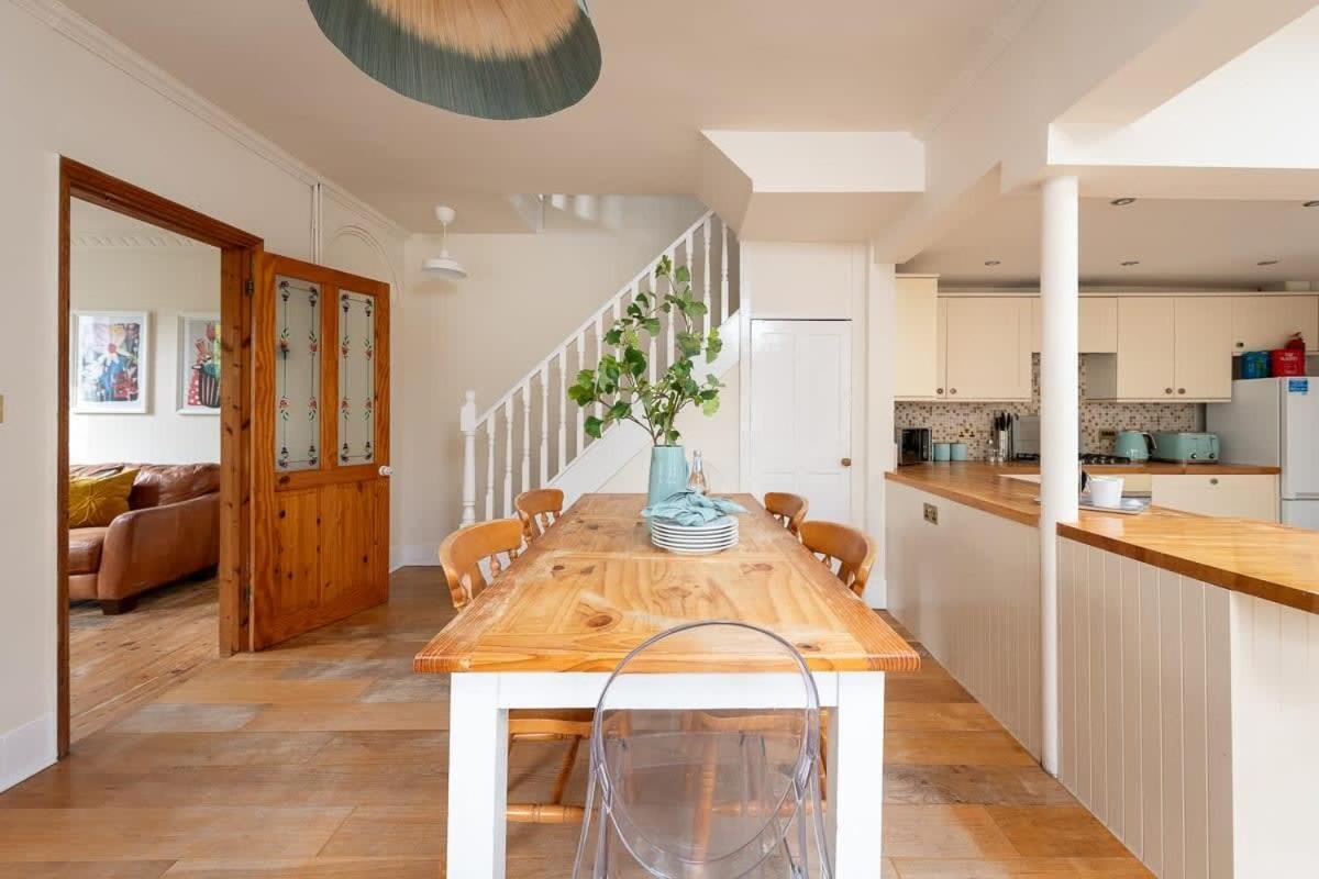 Peaceful Oasis 3 Beds House With Garden And Parking *