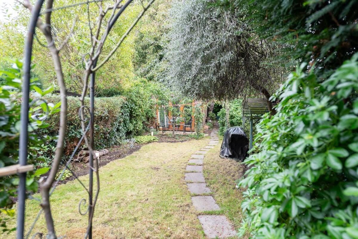 Peaceful Oasis 3 Beds House With Garden And Parking