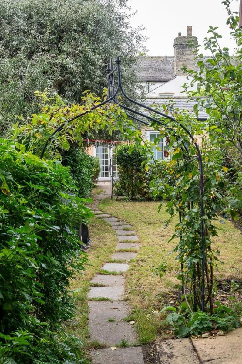 Peaceful Oasis 3 Beds House With Garden And Parking *