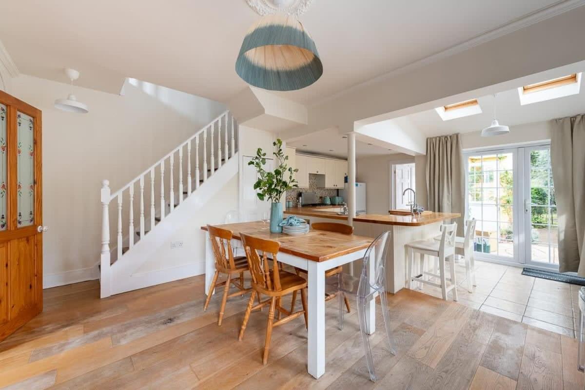 Peaceful Oasis 3 Beds House With Garden And Parking *